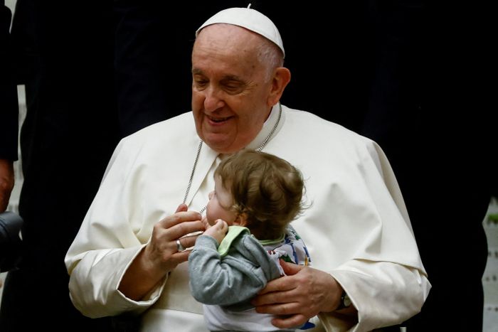  Giáo hoàng Francis bế một em bé trong cuộc gặp gỡ với các tín hữu tại Vatican. Ảnh: Reuters. 