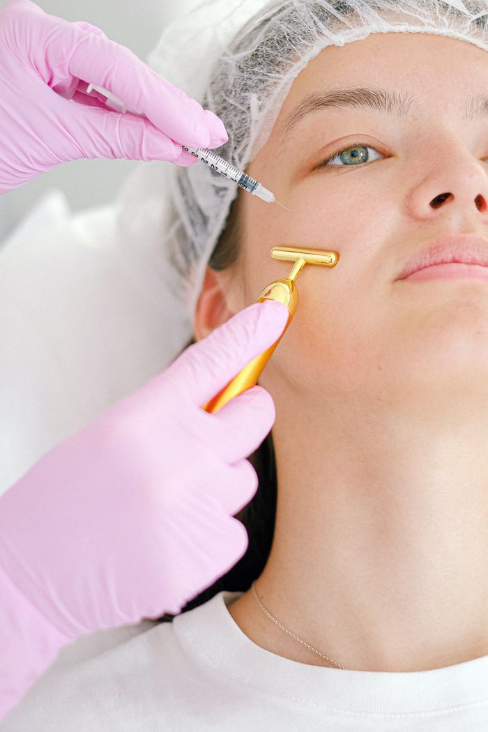  Lạm dụng filler có thể phá hủy những nét đặc trưng trên khuôn mặt. Ảnh minh họa: Anna Shvets/Pexels.