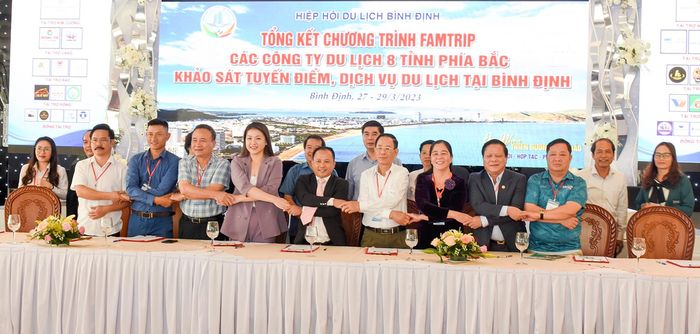 Lãnh đạo Hiệp hội Du lịch 8 tỉnh vùng Duyên Hải Bắc Bộ và Bắc Trung Bộ ký kết với Bình Định phát triển du lịch. Ảnh: Minh Hoàng.