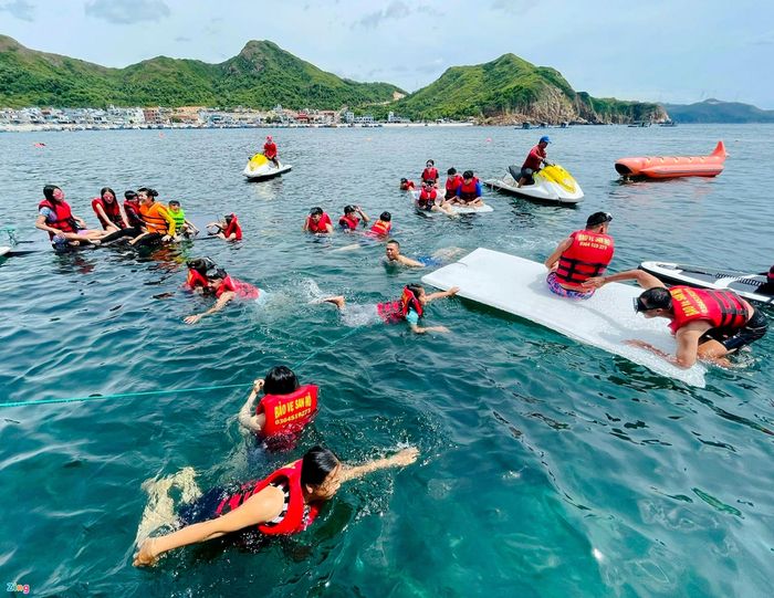 Du khách tắm biển, lặn ngắm san hô ở thắng cảnh Hòn Khô, xã Nhơn Hải (TP Quy Nhơn). Ảnh: Minh Hoàng.