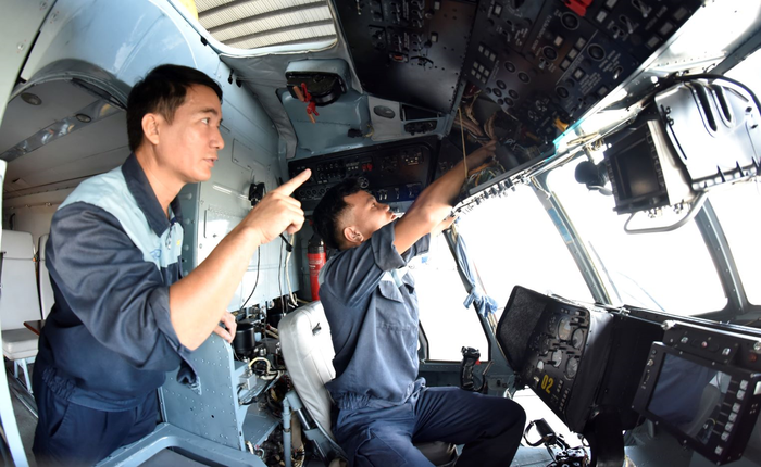 Kiểm tra từng bộ phận trong buồng lái máy bay Mi-171.