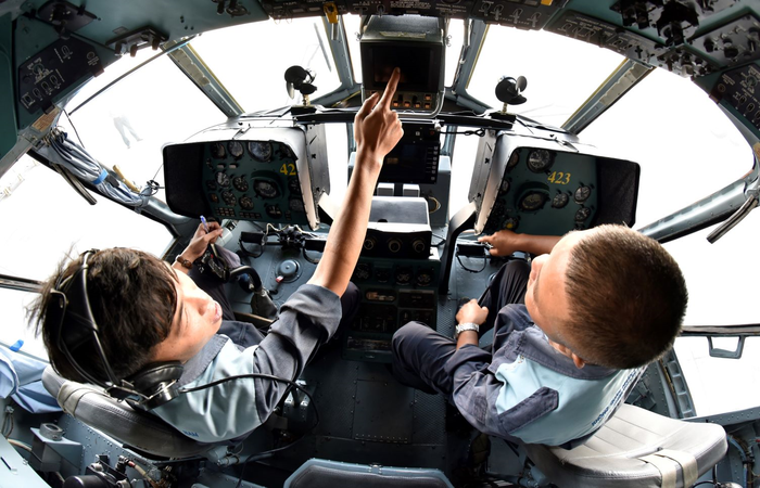 Nhân viên kỹ thuật kiểm tra hệ thống radar trên máy bay Mi-172.
