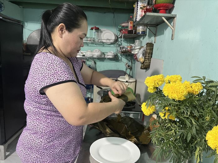 Chị Dung lo mất việc khi công ty ít đơn hàng, bản thân lại lớn tuôỉảnh: U.P