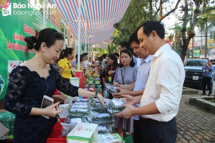 Kết nối tiêu thụ các sản phẩm OCOP trên địa bàn Nghệ An. Ảnh: Quang An