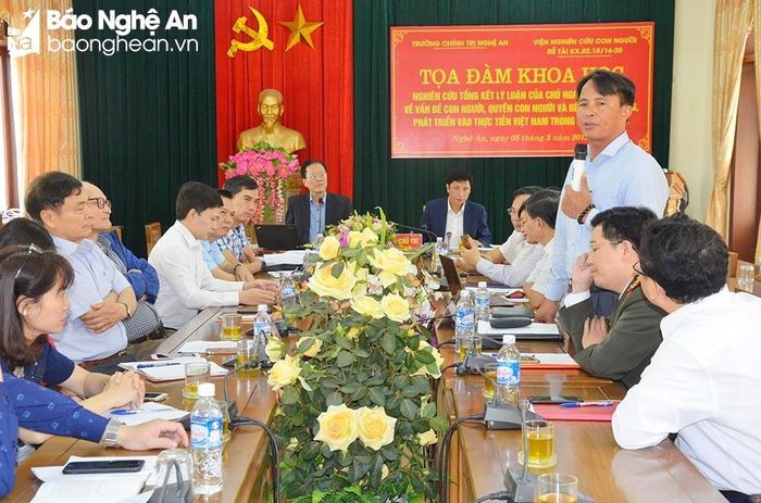 Tọa đàm khoa học với chủ đề "Nghiên cứu tổng kết lý luận của Chủ nghĩa Mác - Lênin về vấn đề con người, quyền con người và đề xuất, bổ sung, phát triển vào thực tiễn Việt Nam trong bối cảnh mới" do Viện nghiên cứu Con người, thuộc Viện Hàn lâm Khoa học xã hội Việt Nam và Trường Chính trị tỉnh phối hợp tổ chức. Ảnh tư liệu: Thanh Lê