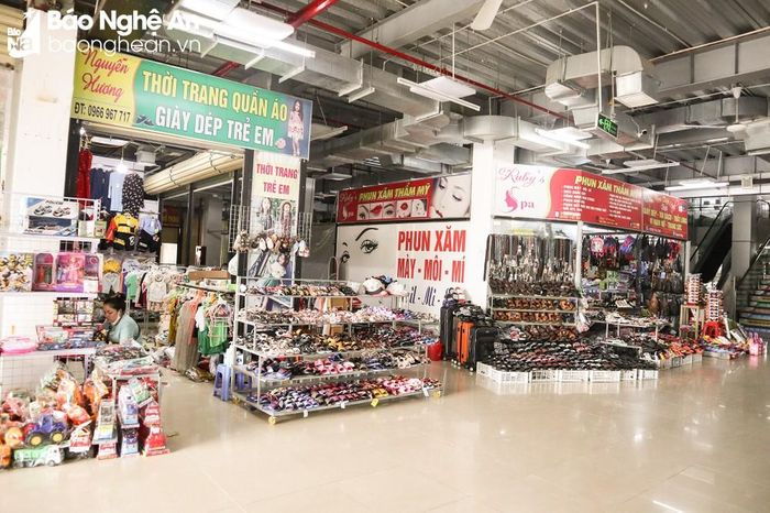 Ở các chợ, các trung tâm thương mại trên địa bàn Nghệ An từ sau Tết đến nay luôn trong tình trạng đìu hiu, vắng khách. Ảnh: Thanh Phúc