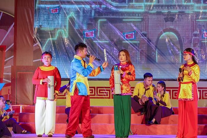  Các thành viên Câu lạc bộ Bài chòi cổ Ninh Hòa trong một buổi diễn. 