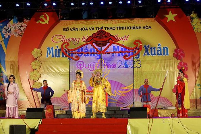  Trích đoạn dân ca kịch bài chòi Sương phủ hoàng cung do các nghệ sĩ Nhà hát Nghệ thuật truyền thống tỉnh biểu diễn. 