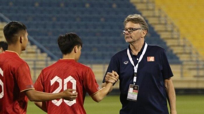 HLV Troussier theo dõi U23 Thái Lan thi đấu ở Doha Cup 2023.