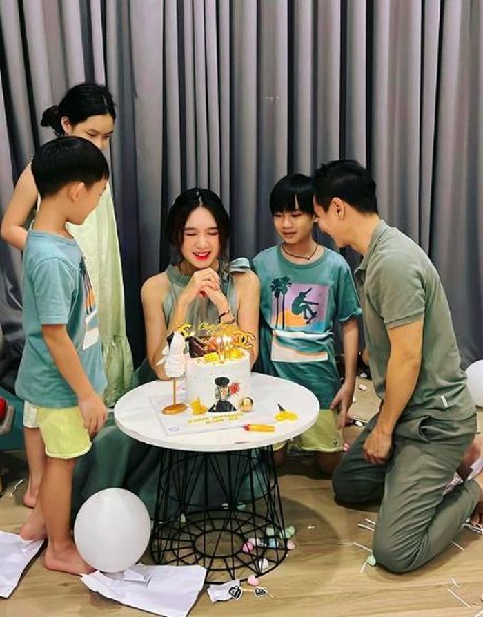 Minh Hà đăng ảnh gia đình trong dịp sinh nhật cô - ngày 28/3