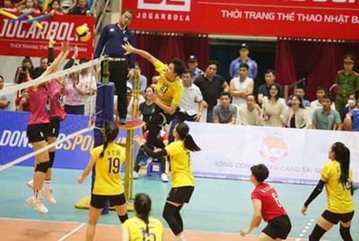 Một pha bóng trong trận Câu lạc bộ Ninh Bình LienVietPostBank gặp Hóa chất Đức Giang Tia Sáng.Ảnh: HOÀI VIỆT