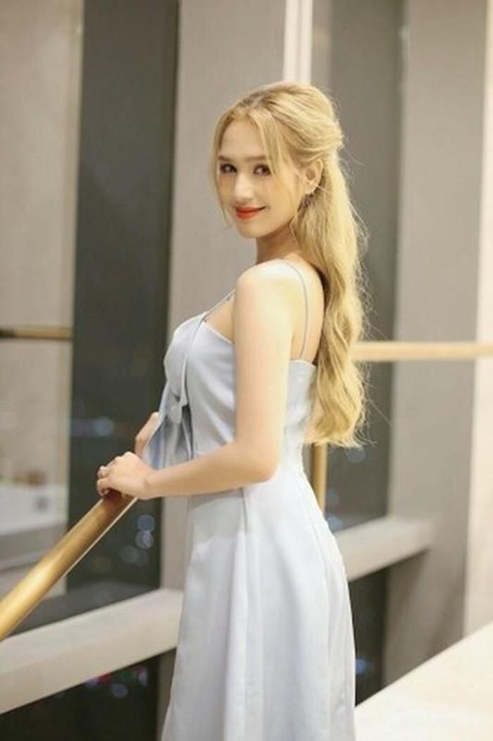 Có lẽ màn nhuộm màu hồng vừa qua chỉ là chút "sự cố nhỏ" khi camera điện thoại không đủ nét, khiến nàng hot girl trông như mất lông mày.