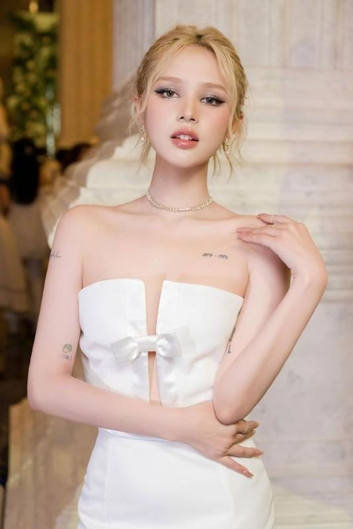 Gương mặt của nàng hot girl sinh năm 2002 khi không có lông mày trông khá lạ lẫm.