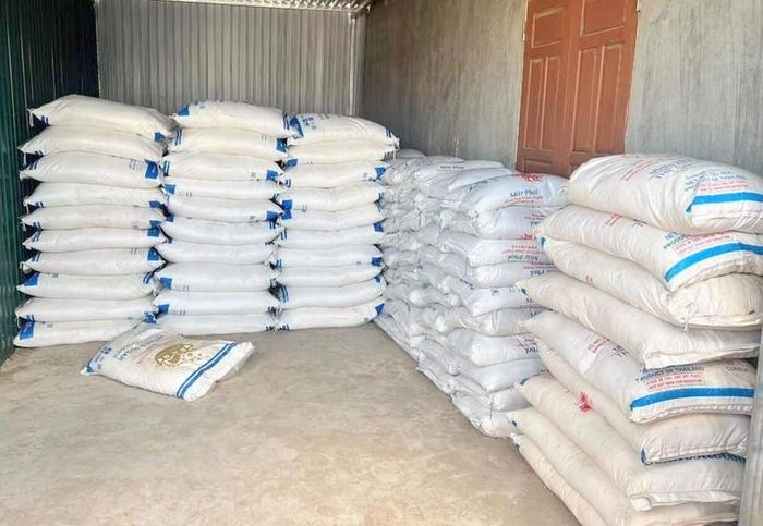 Lực lượng chức năng phát hiện kho hàng chứa đường cát không có giấy tờ hợp lệ tại Lao Bảo.