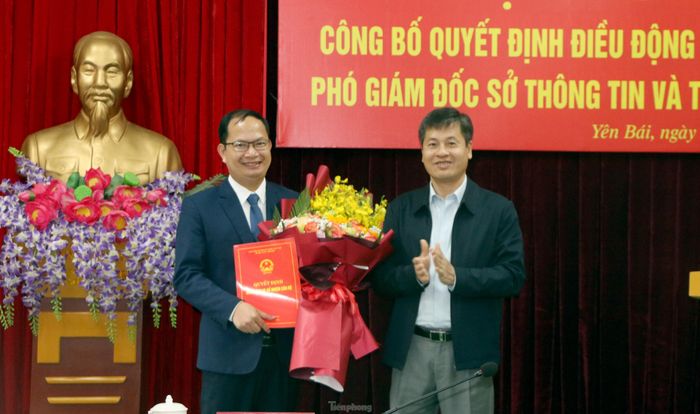 Ông Ngô Hạnh Phúc - Phó Chủ tịch UBND tỉnh Yên Bái trao quyết định điều động, bổ nhiệm Phó Giám đốc Sở Thông tin và truyền thông tỉnh cho ông Nguyễn Thúc Mạnh. Ảnh: Văn Đức.