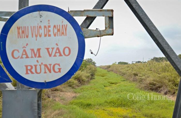 Trong Vườn quốc gia U Minh Hạ, Biển cấm và biển dự báo cấp cháy rừng được dựng lên ở những nơi có người và phương tiện thường xuyên lưu thông 
