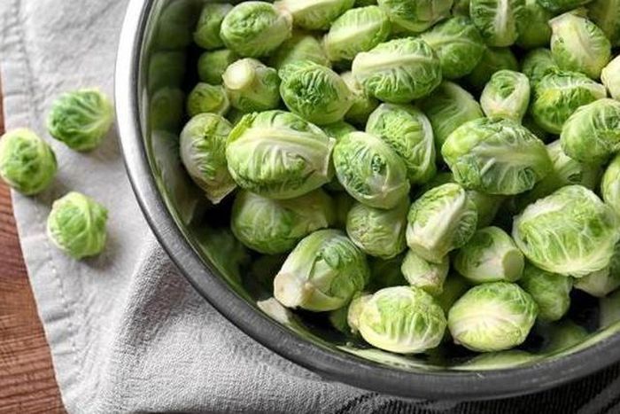 Nếu chưa từng ăn cải Brussels, các bạn hãy mua về ăn luôn nhé.
