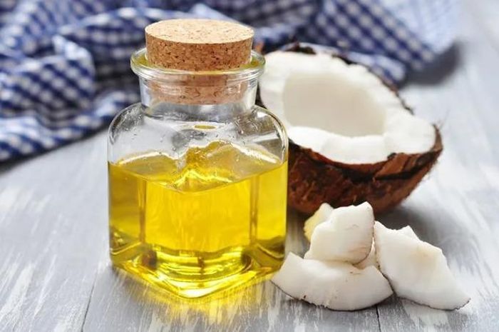 Dầu dừa có thể dùng để thay thế các loại dầu ăn, bơ thực vật trong chế biến các món chiên, xào, làm bánh, trộn salad, làm nước sốt...