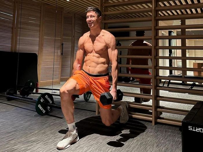 Lewandowski nổi tiếng là một trong những cầu thủ ý thức việc duy trì vóc dáng và chế độ ăn uống hợp lý. Ảnh: Reuters.