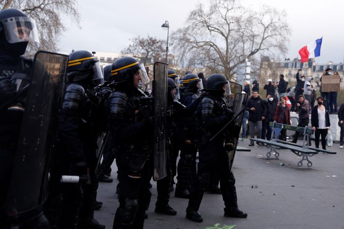  Cảnh sát chống bạo động Pháp tại một cuộc biểu tình ở Paris vào 28/3. Ảnh: Reuters.