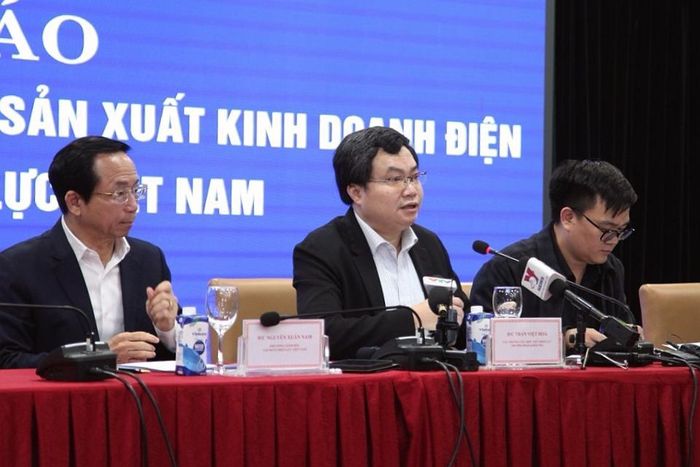 Cục trưởng Cục Điều tiết điện lực (Bộ Công Thương) Trần Việt Hòa (giữa) thông tin về tình hinh kinh doanh của ngành điện. Ảnh: Khắc Kiên