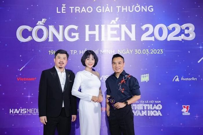 Từ trái qua, Nhà báo Lê Xuân Thành, Tổng Biên tập báo Thể thao và Văn hóa, Trưởng BTC Giải Cống hiến 2023, bà Thu Hoài, Phó Trưởng BTC, Giám đốc Havis Media và Nhà báo Ngô Bá Lục, thành viên Hội đồng cố vấn