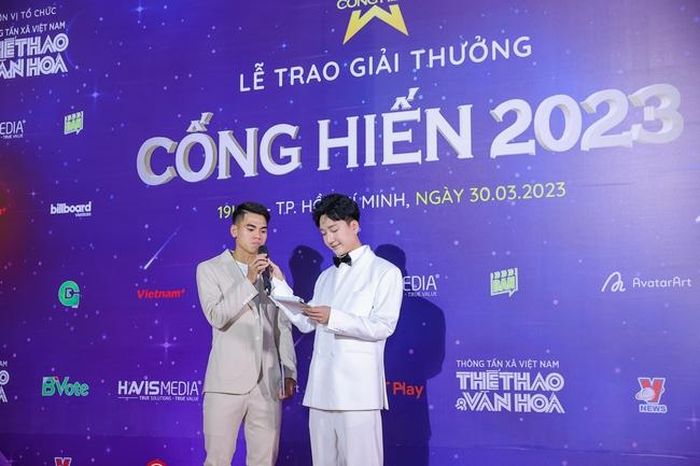 MC giao lưu với cầu thủ Khuất Văn Khang