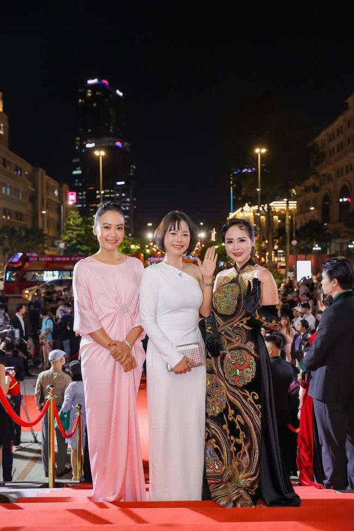 Từ trái qua, Diễn viên, nhà sản xuất Hồng Ánh, bà Thu Hoài Phó BTC Giải Cống hiến, Giám đốc Havis media và bà Bùi THanh Hương