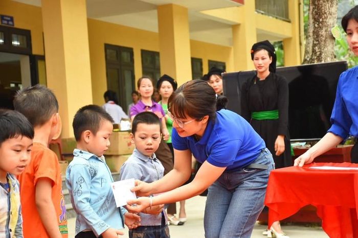 Chia sẻ cùng học sinh khó khăn 