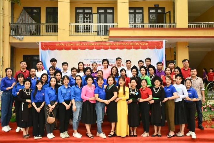 Ban giám hiệu, giáo viên 2 trường chụp ảnh lưu niệm.