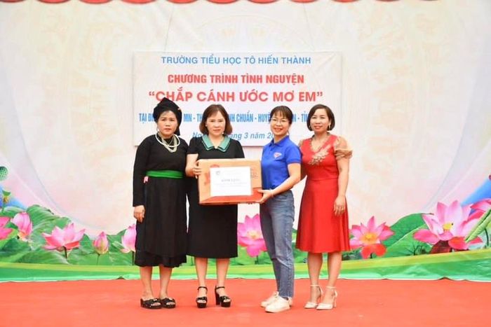 Những phần quà ý nghĩa của giáo viên, học sinh, các tổ chức, các nhân được trao tận nơi cho học sinh Trường TH&amp;THCS Minh Chuẩn. 