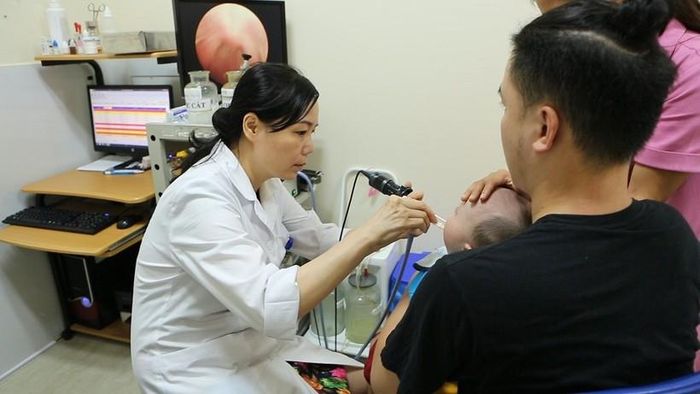 Bác sĩ An khám cho bệnh nhân.