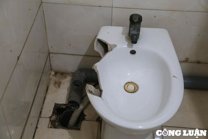  Hệ thống nhà vệ sinh có mùi hôi thối, bệ rửa và ống nước bị vỡ. 