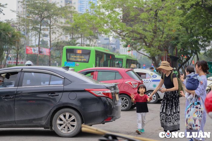  Tuy nhiên, sau hơn 20 năm đưa vào sử dụng, công viên Nghĩa Đô đang dần trở nên xuống cấp và bị chiếm dụng bởi xe ô tô, xe máy và hàng quán vỉa hè bao quanh. Trước cổng chính công viên là hàng chục ô tô dừng đỗ. 