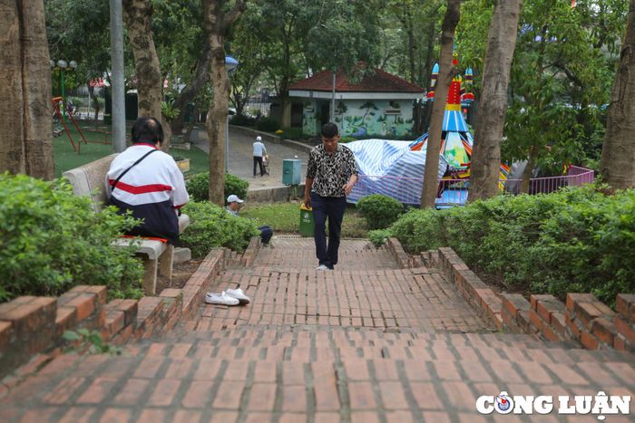  Con đường dẫn lên đồi không được trát xi, trơn trượt, đánh đố người đi. 