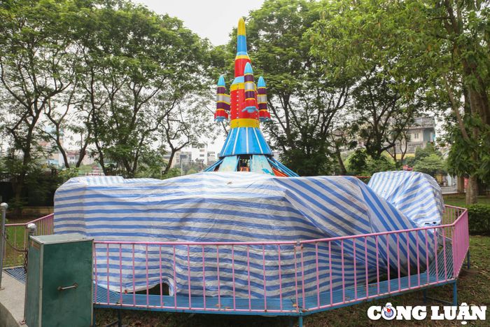  Khu vui chơi của trẻ em bị phủ bạt, không được đưa vào hoạt động. 
