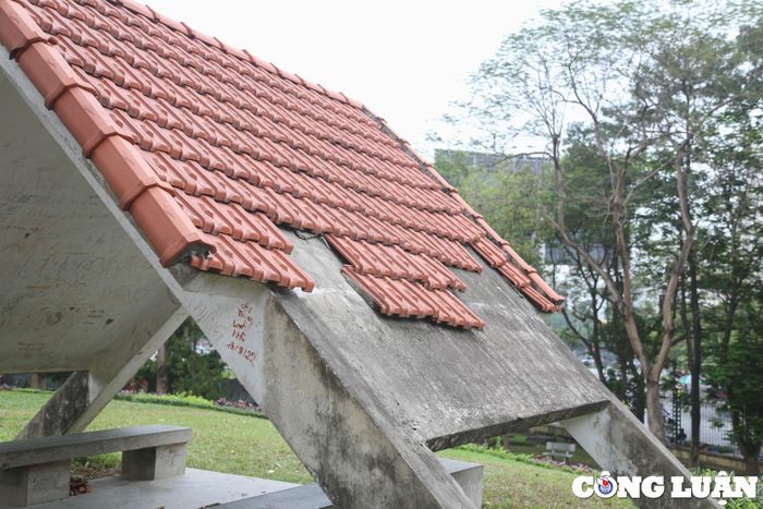  Nhà trú mưa trên đồi tràn ngập rác thải, mái ngói bị hư hỏng. 