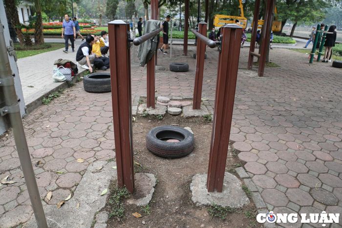  Ông Tuấn - người dân thường xuyên tập thể dục ở công viên Nghĩa Đô chia sẻ: “Ở đây tụ tập rất đông người già và trẻ nhỏ nhưng với chất lượng xuống cấp của công viên gây nên tình trạng bất an cho người dân. Không ít lần tôi bước hụt chân, vấp ngã vì mặt sân lồi lõm, mất an toàn khi đi lại.” 