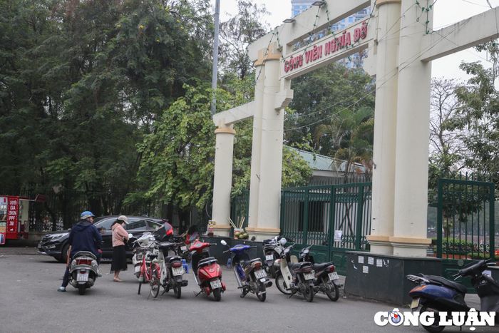  Xe máy, ô tô nghênh ngang đỗ ở cổng sau dù đã có biển cấm đỗ xe . 