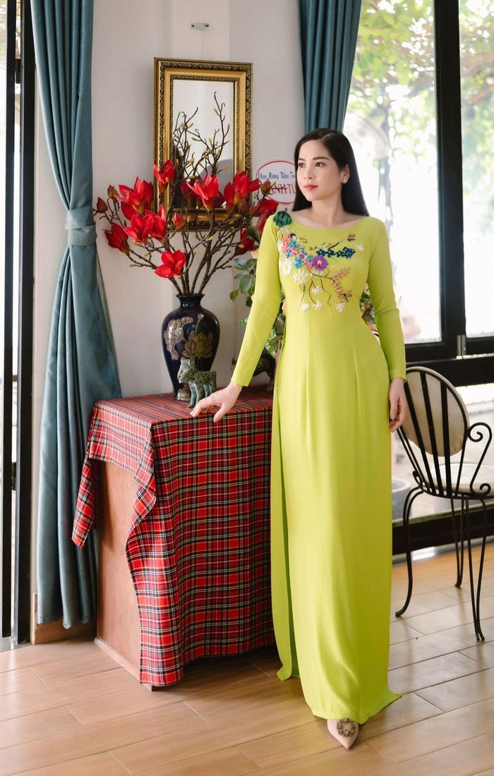  Mẫu áo dài cổ thuyền ấn tượng tại Áo dài Trang Lê