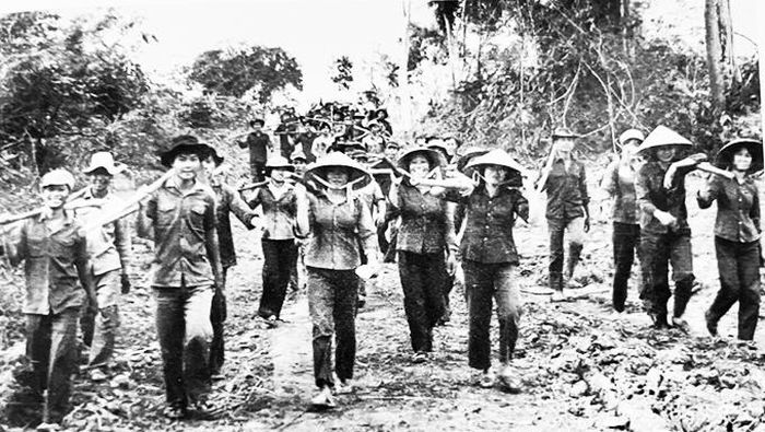  Thanh niên xung phong hăng hái tham gia lao động sản xuất tại các khu kinh tế mới. (Ảnh tư liệu) 
