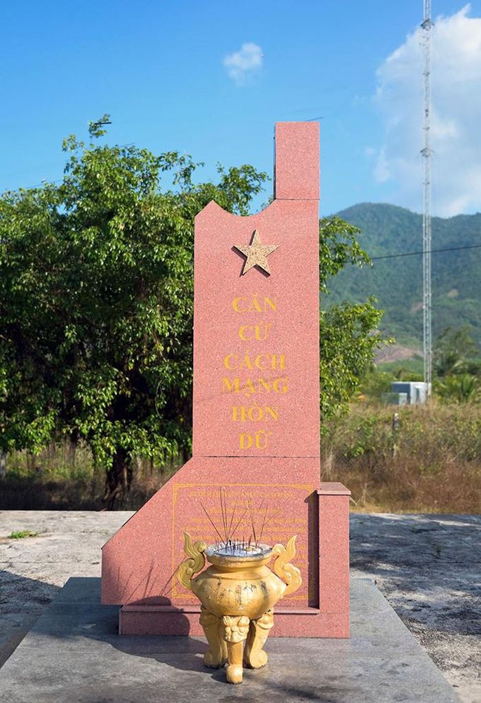  Bia di tích căn cứ cách mạng Hòn Dữ. 