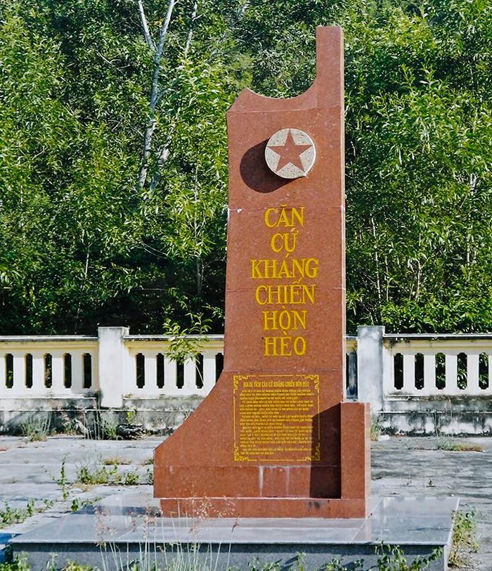 Bia căn cứ kháng chiến Hòn Hèo. 