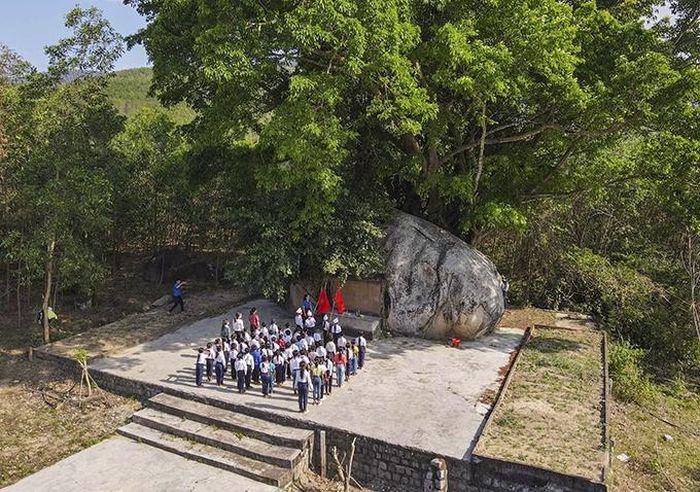  Học sinh huyện Khánh Vĩnh sinh hoạt đồng đội tại khu vực căn cứ Hòn Dữ. Ảnh: V.Thành - C.Đ 