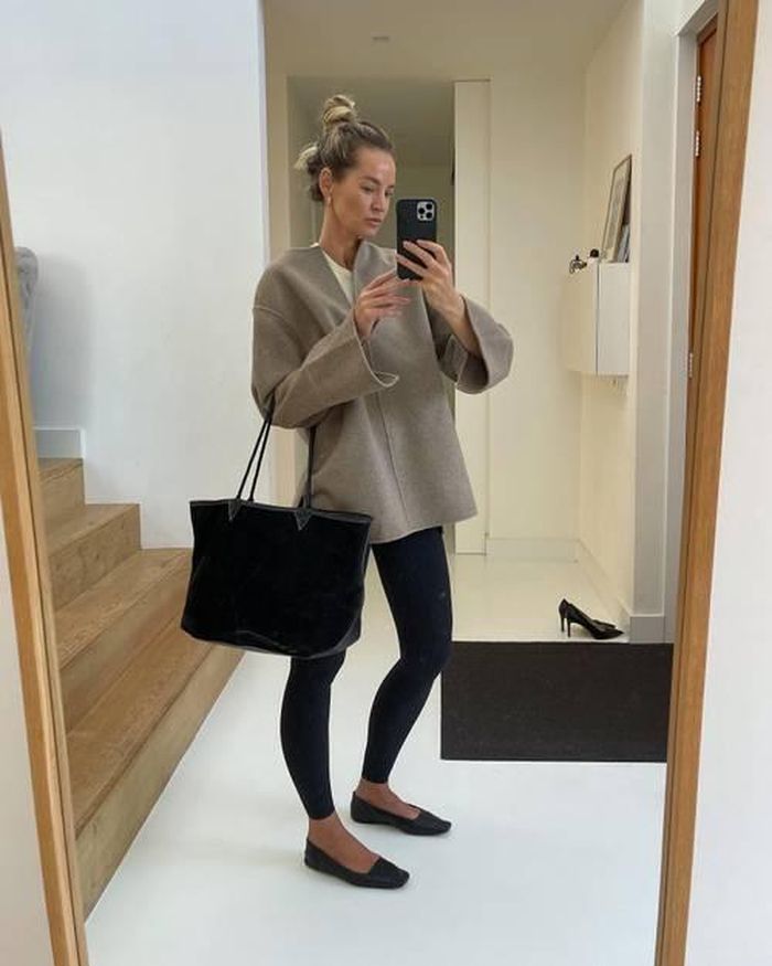 Giày bệt cũng là lựa chọn đáng tham khảo để diện cùng quần legging.