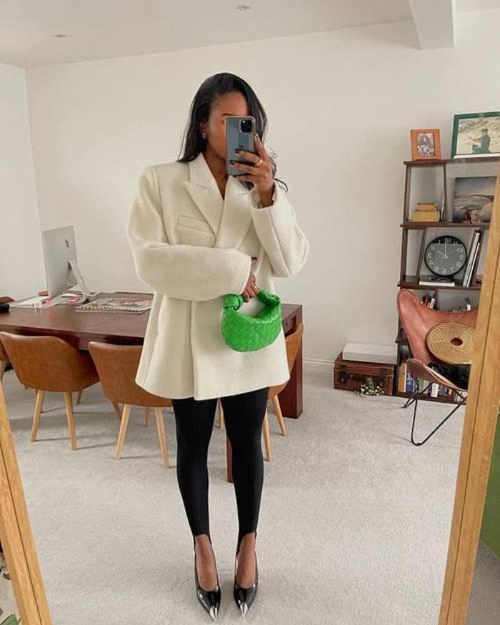 Áo khoác blazer là món đồ vô cùng phù hợp để diện cùng quần legging.