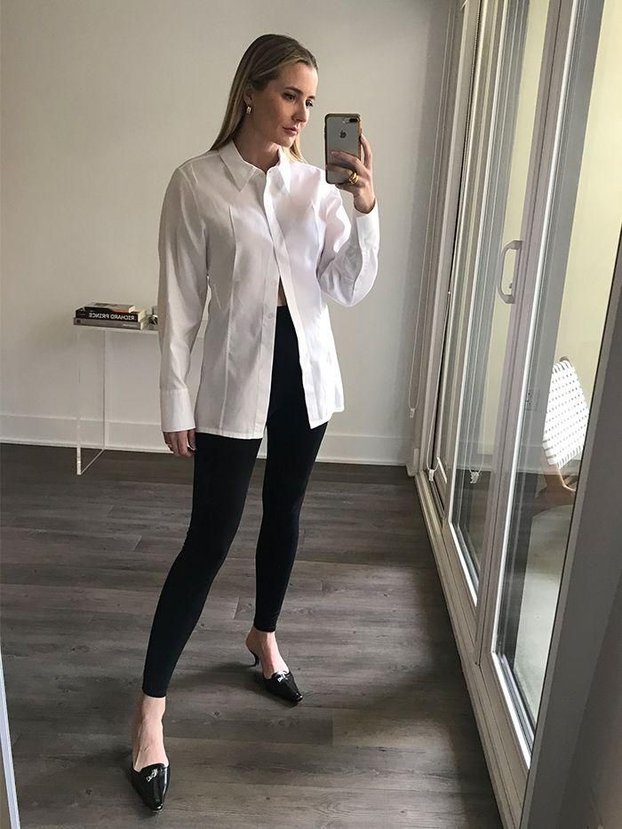 Áo sơ mi rất phù hợp để mặc cùng quần legging, bạn có thể áp dụng công thức này trong những ngày bí ý tưởng phối đồ.