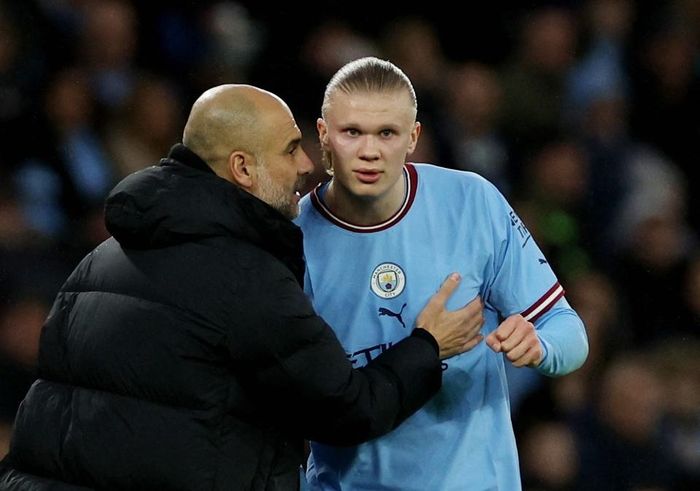 Pep (trái) cũng úp mở khả năng trở lại của Haaland trước trận gặp Liverpool.