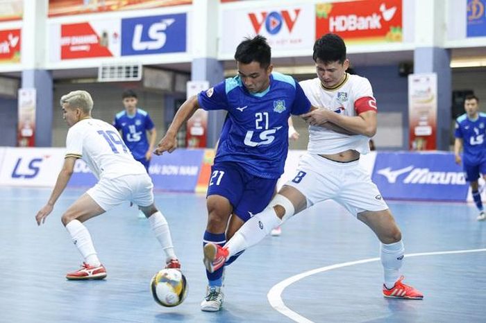 Thái Sơn Bắc (trắng) kém may mắn khi gặp đội chủ nhà. Ảnh: VT