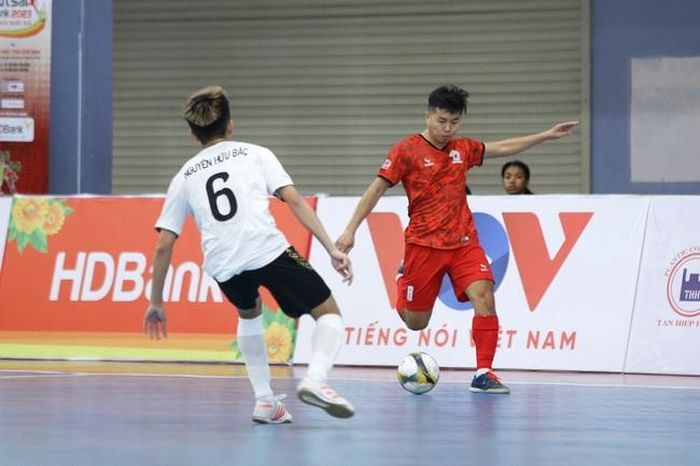 Tân Hiệp Hưng (đỏ) vượt qua Hà Nội bằng kinh nghiệm. Ảnh: VT
